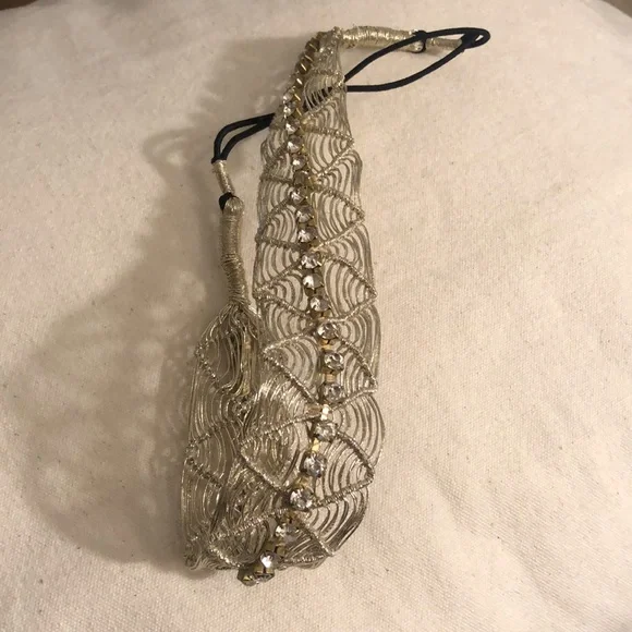 💎 Amazing jeweled headband. Amazing gold wire detail for ultimate Queen vibes. - Picture 4 of 16